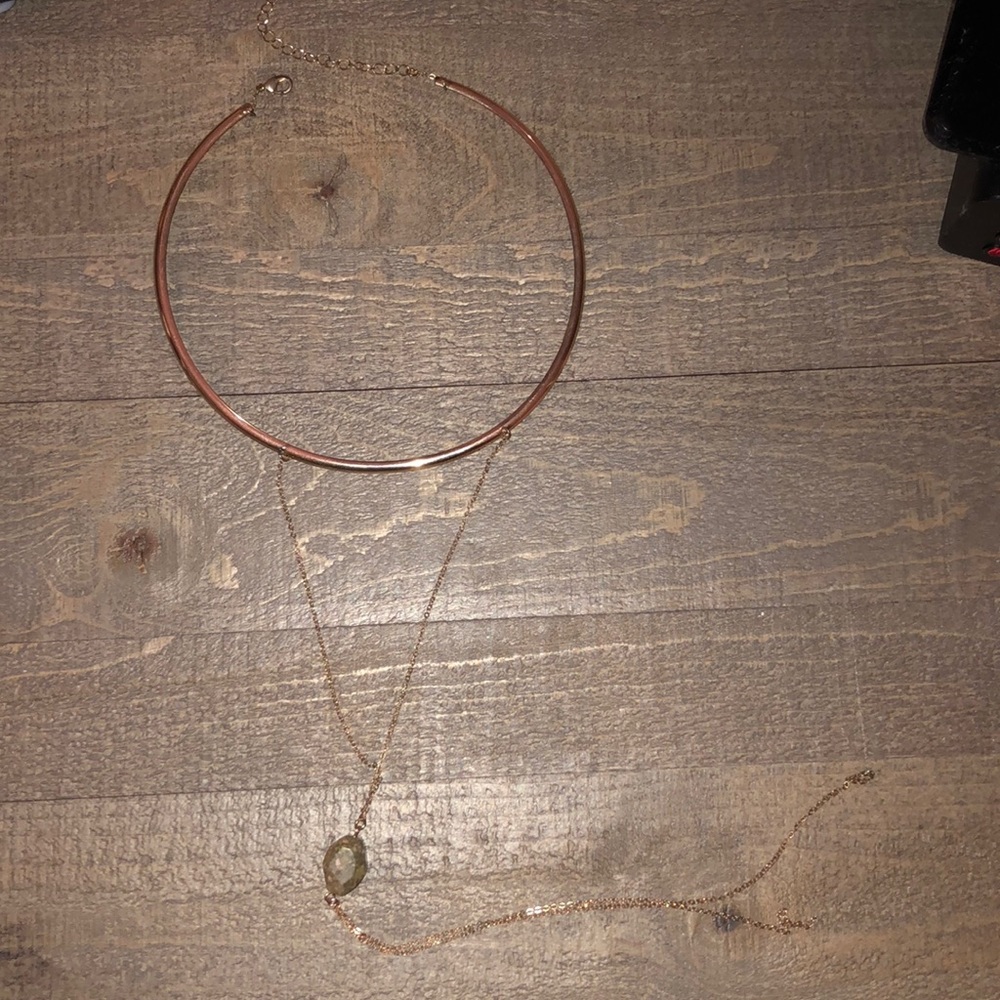 Choker necklace with long detail